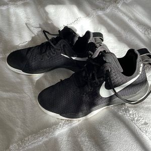 Mens size 8 Nike Air- basketball sneakers